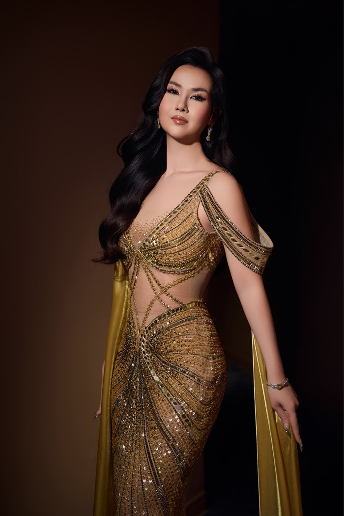 Không đơn thuần chỉ là trang phục biểu diễn, mỗi bộ cánh của Võ Hạ Trâm còn là một tác phẩm nghệ thuật, thể hiện sự đầu tư nghiêm túc vào hình ảnh cá nhân. Việc dung hòa và tôn vinh vẻ đẹp văn hóa Ấn Độ một cách tự nhiên đã tạo cho cô một dấu ấn riêng biệt, khẳng định vị thế của một trong những nghệ sĩ Việt có gu thời trang sân khấu tinh tế và đầy quyến rũ bậc nhất. Ảnh: FBNV