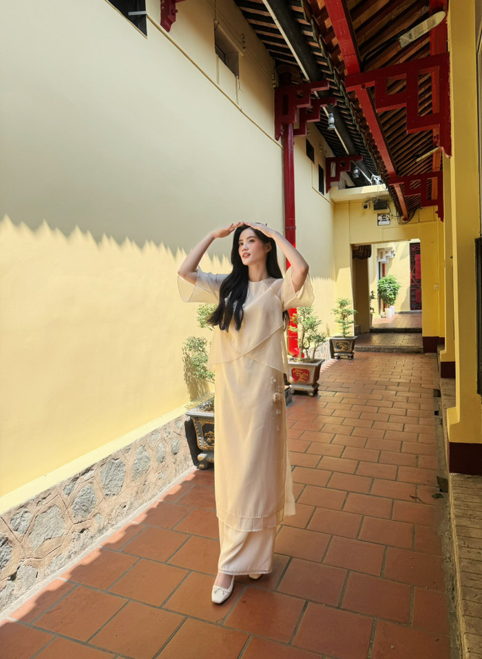 &nbsp;Ý Nhi khoe vóc dáng cao ráo, làn da trắng khi mặc trang phục truyền thống. Ảnh: FBNV