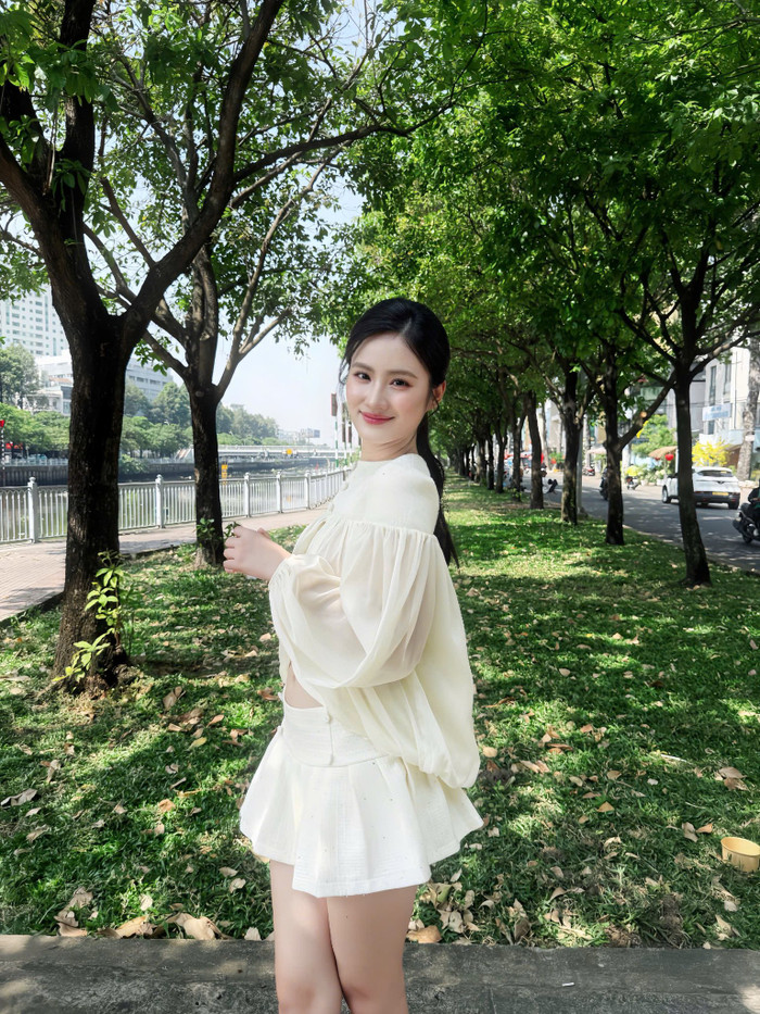 Ý Nhi khéo khoe dáng thon với những bộ váy điệu đà. Ảnh: FBNV