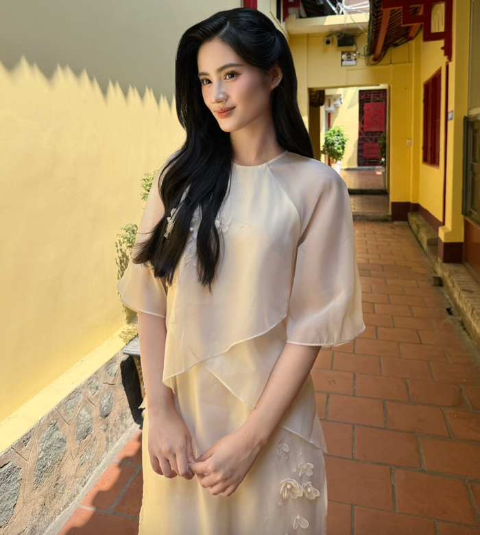 Ý Nhi e ấp khi diện áo dài. Ảnh: FBNV