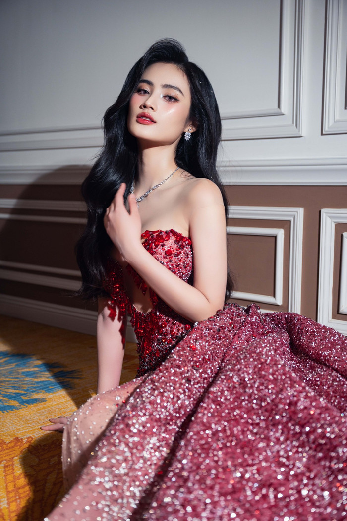 Ý Nhi không ngần ngại 'đổi gió' phong cách thời trang thường thấy với lớp trang điểm đậm và diện những trang phục cầu kỳ, lộng lẫy. Ảnh: FBNV