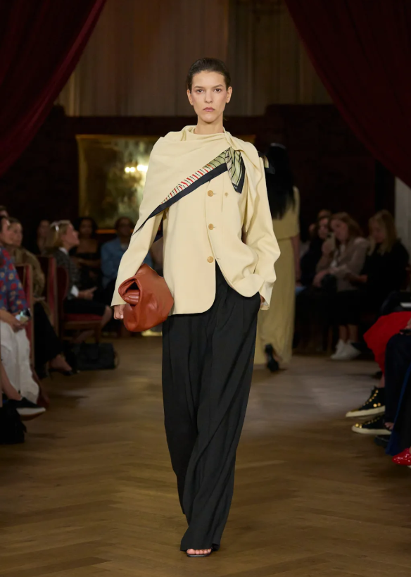 Khăn quàng cổ in họa tiết. Ảnh: Launchmetrics