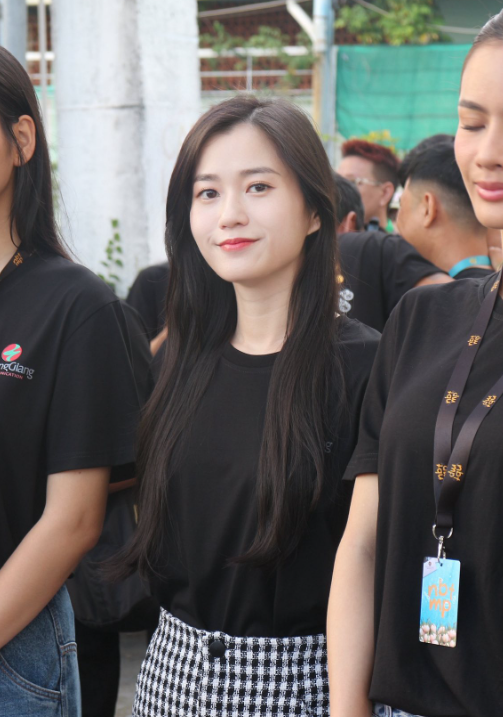 Lâm Vỹ Dạ tại buổi cúng khai máy Nhà Ba Tôi Một Phòng, gương mặt rạng rỡ, diện trang phục giản dị