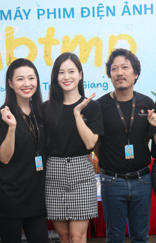 Lâm Vỹ Dạ đứng cùng dàn diễn viên và ê-kíp trong ngày khai máy, đánh dấu sự tái hợp với Trường Giang trên màn ảnh rộng