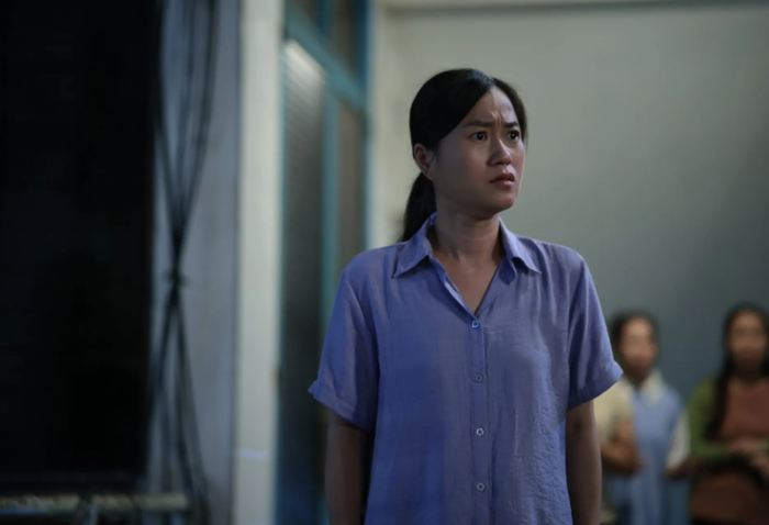 Lâm Vỹ Dạ trong một phân cảnh ngắn của Nhà Ba Tôi Một Phòng, tạo hình đời thường, gần gũi đúng tinh thần phim Tết gia đình