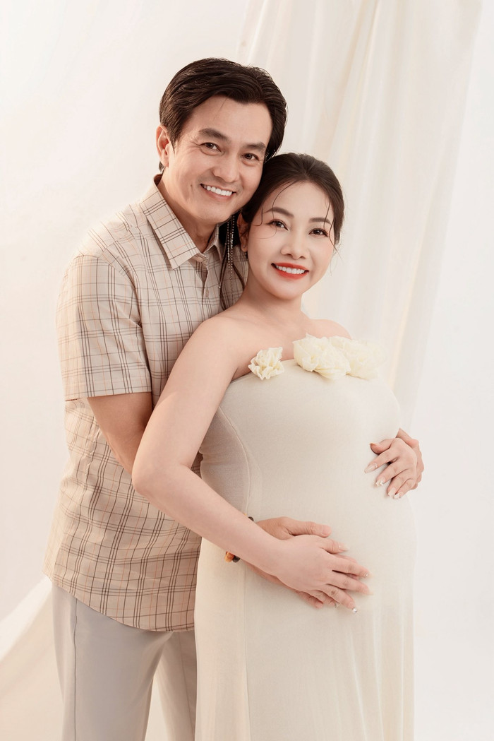 Vợ chồng Cao Minh Đạt cùng nhau ghi lại những khoảnh khắc đáng nhớ trước khi đón thiên thần nhỏ đến với gia đình. Ảnh: FBNV