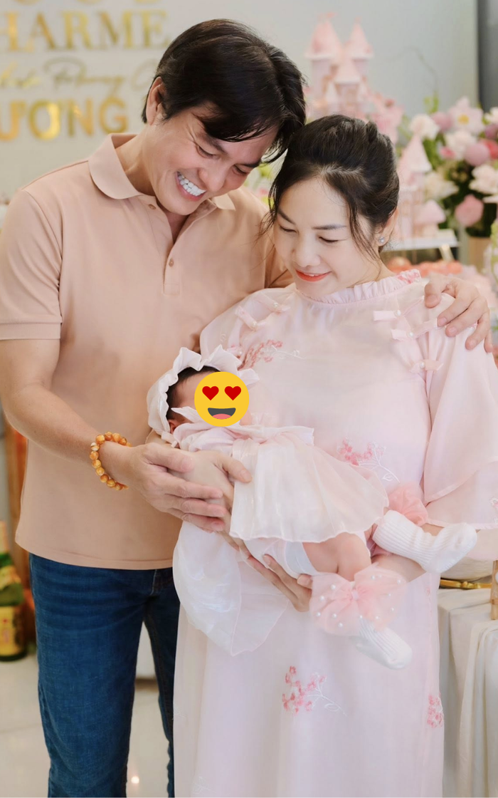 Cao Minh Đạt và vợ hạnh phúc ngắm nhìn con gái đầu lòng. Ảnh: FBNV