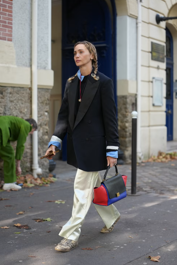 Blazer tuxedo kết hợp quần satin màu kem, phối cùng áo sơ mi poplin gọn gàng, áo len tối giản và sneaker thể thao giúp tổng thể trở nên gần gũi, đời thường hơn. Ảnh: Harpers Bazaar