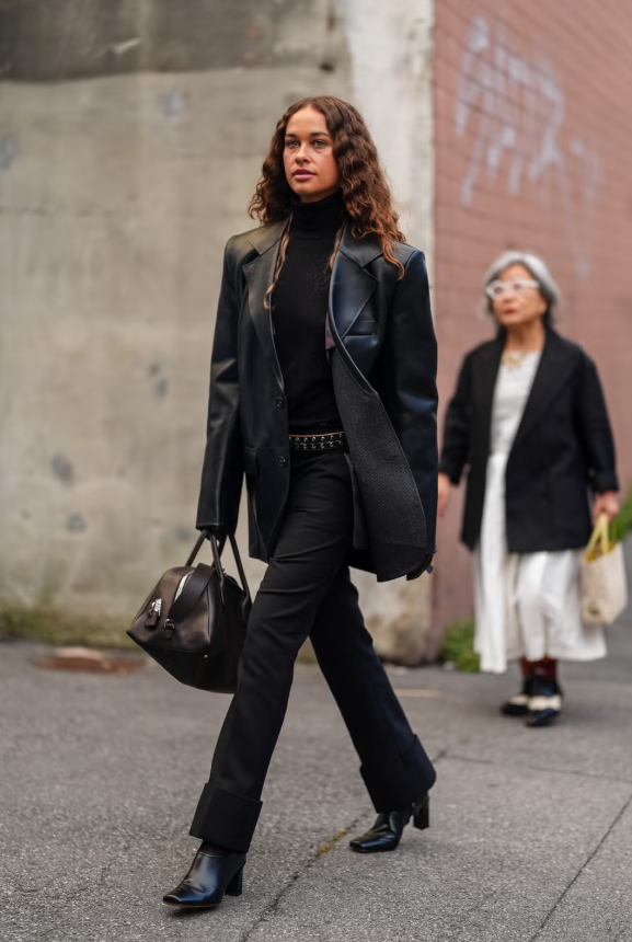 Phối đồ đơn sắc luôn là một ý tưởng hay, đặc biệt nếu bạn kết hợp nhiều chất liệu khác nhau để tạo nên vẻ ngoài tinh tế. Bắt đầu với một chiếc áo blazer da, thêm một chiếc áo len cổ lọ cashmere để tăng sự mềm mại và ấm áp, sau đó phối cùng quần jeans ống rộng để tạo cảm giác hiện đại. Những phụ kiện hoàn hảo bao gồm giày bốt mũi vuông và túi xách kiểu bowling. Ảnh: Harpers Bazaar