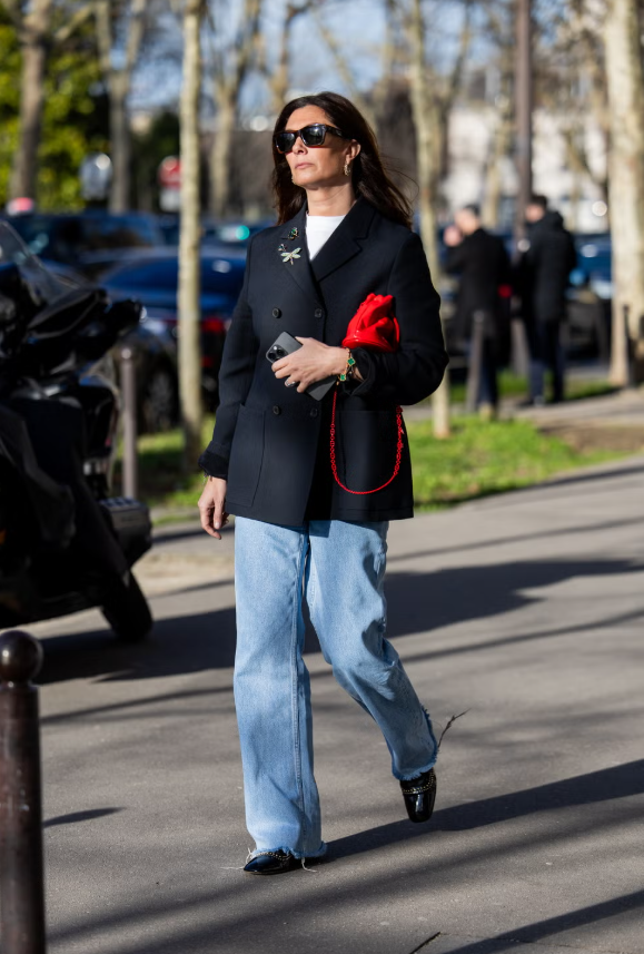 Blazer hai hàng khuy luôn là item kinh điển trong tủ đồ. Phối cùng áo thun trắng, jeans dáng rộng và boots chỉn chu, tổng thể trở nên linh hoạt, phù hợp từ môi trường công sở đến những ngày dạo phố cuối tuần. Ảnh: Harpers Bazaar