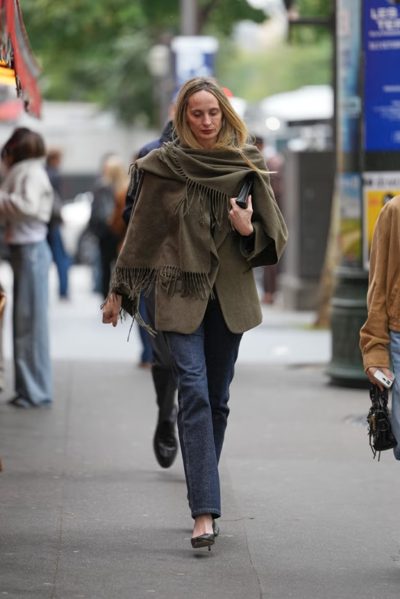 Phối blazer cùng khăn tua rua cùng tông màu là cách đơn giản để kết hợp hài hòa với quần jeans ống đứng và giày cao gót, mang lại cảm giác mới mẻ mà vẫn thanh lịch. Ảnh: Harpers Bazaar