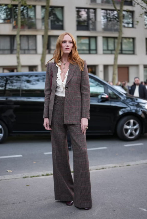 Phối áo blazer mang cảm hứng menswear cùng quần đồng màu sẽ tạo nên một bộ suit chỉn chu, mạnh mẽ. Bên trong, chiếc áo sơ mi xếp ly giúp tổng thể thêm phóng khoáng và bớt cứng nhắc. Ảnh: Harpers Bazaar