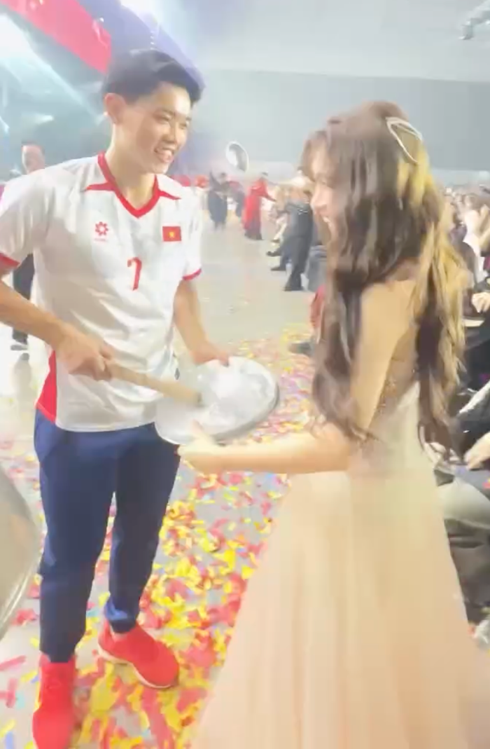 Hòa Minzy và Đình Bắc cùng hòa nhịp khua chiêng, gõ trống. (Ảnh cắt từ Fanpage Weibo Việt Nam)