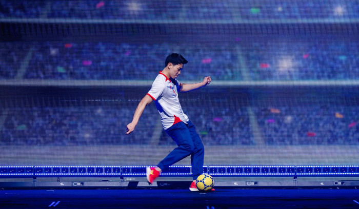 Đình Bắc tái hiện lại khoảnh khắc ghi bàn. Ảnh: FBNV