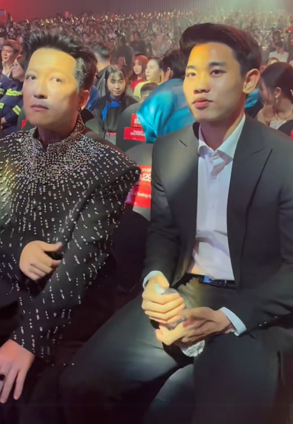 Trường Giang và Đình Bắc cùng xuất hiện lịch lãm trong trang phục vest. Ảnh chụp màn hình