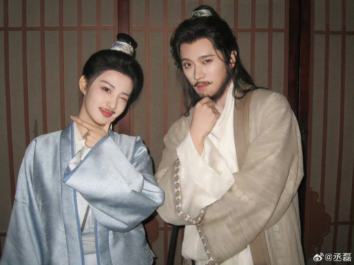 Còn Ra Thể Thống Gì Nữa là bộ phim cổ trang xuyên không của Trung Quốc, kết hợp yếu tố quyền mưu và hài hước.&nbsp;