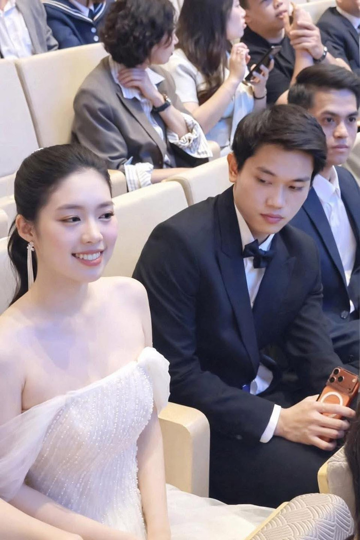 Đình Bắc nhìn một Á hậu lập tức trở thành chủ đề xôn xao mạng xã hội.