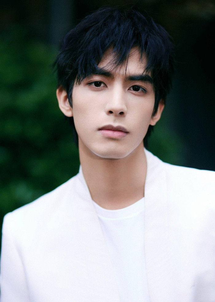 Sở hữu đường nét sắc sảo và khí chất lạnh lùng, Tống Uy Long đại diện cho kiểu mỹ nam hiện đại. Dù không xuất hiện quá dày đặc, ngoại hình nổi bật vẫn giúp anh duy trì sức hút ổn định trong lòng người hâm mộ.