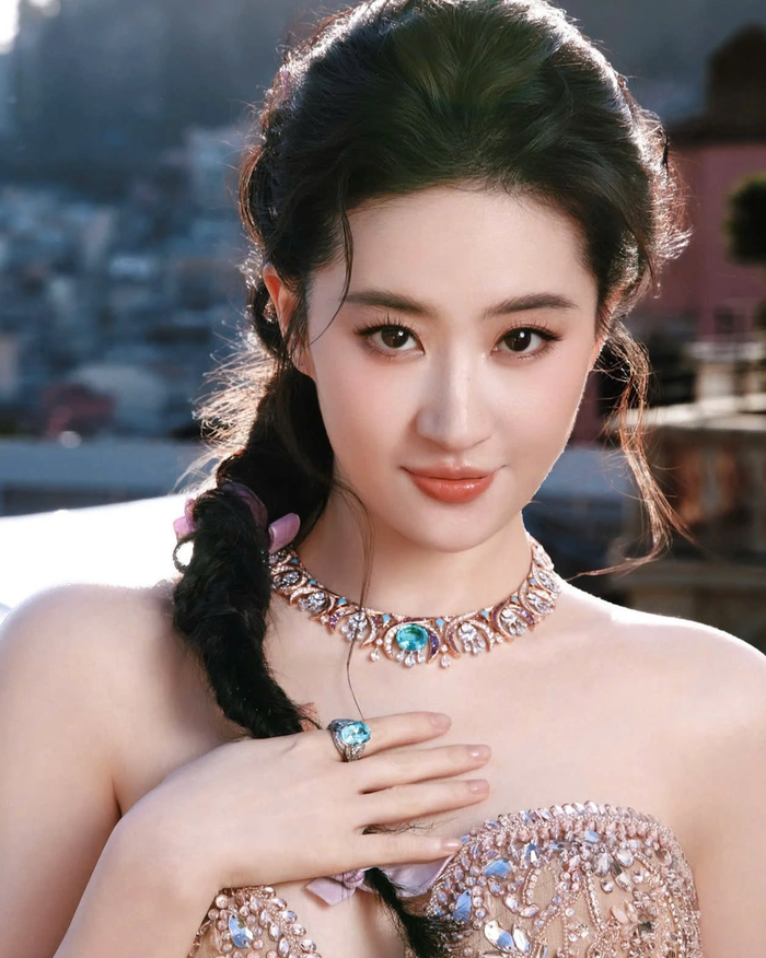 Với danh xưng 'thần tiên tỷ tỷ', Lưu Diệc Phi ghi dấu ấn bằng vẻ đẹp thanh thuần, nhẹ nhàng và gần như không bị thời gian tác động. Hình ảnh trong trẻo, phong thái cổ điển giúp cô luôn được người hâm mộ ưu ái trong các cuộc bình chọn nhan sắc.