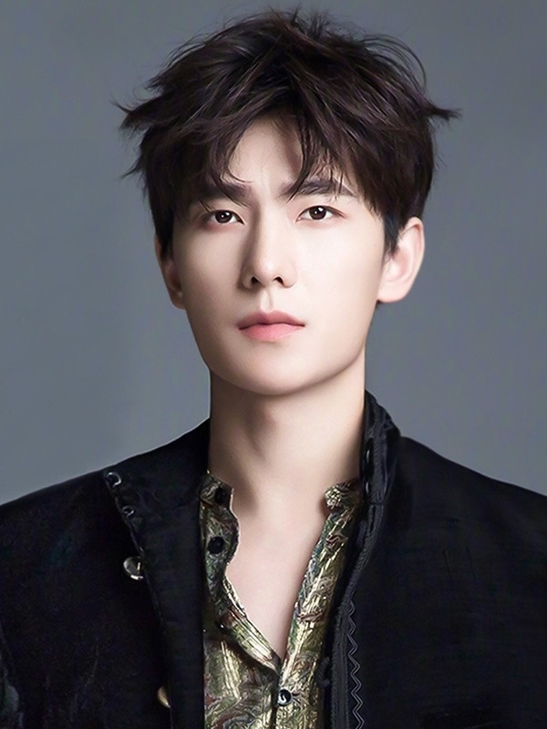 Dương Dương được xem là hình mẫu nam thần của màn ảnh Hoa ngữ. Gương mặt cân đối, phong thái chỉn chu cùng nụ cười sáng giúp anh giữ vững vị trí trong các bảng xếp hạng nhan sắc suốt nhiều năm.