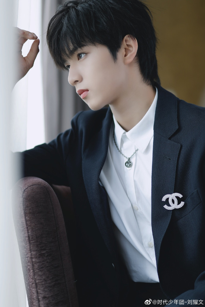 Là gương mặt trẻ nhất trong top 8, Lưu Diệu Văn gây chú ý với vẻ ngoài sáng sân khấu và năng lượng trẻ trung. Sự ủng hộ mạnh mẽ từ fandom giúp anh nhanh chóng góp mặt trong các cuộc bình chọn nhan sắc của Cbiz hiện tại.