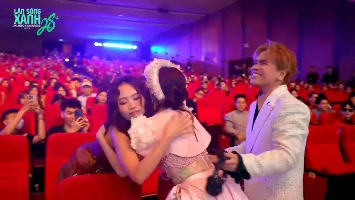 Cả hai nữ ca sĩ ôm chúc mừng khi Hòa Minzy thắng giải ở Làn Sóng Xanh.