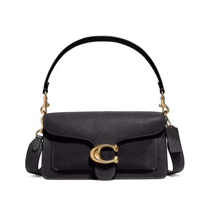 Được Giám đốc Sáng tạo Stuart Vevers của Coach tái giới thiệu, chiếc túi Tabby 26 lấy cảm hứng từ thập niên 1970, nổi tiếng với chi tiết chữ “C” đặc trưng và thiết kế chắc chắn. Tabby 26 có thể đeo vai hoặc xách tay, và có nhiều màu sắc cùng chất liệu kim loại sáng bóng để lựa chọn. Ảnh: Harpers Bazaar