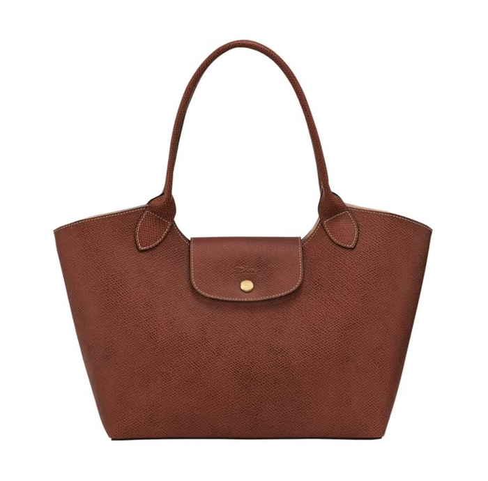 Longchamp là thương hiệu nổi tiếng với tay nghề thủ công chất lượng cao. Dù Le Pliage bằng nylon rất được ưa chuộng, nhưng nếu đang tìm một phụ kiện bằng da, thiết kế Épure làm từ da bò Nga màu nâu là lựa chọn nổi bật, vừa sang trọng vừa bền bỉ, đồng thời đủ rộng để đựng laptop 13 inch. Ảnh: Harpers Bazaar