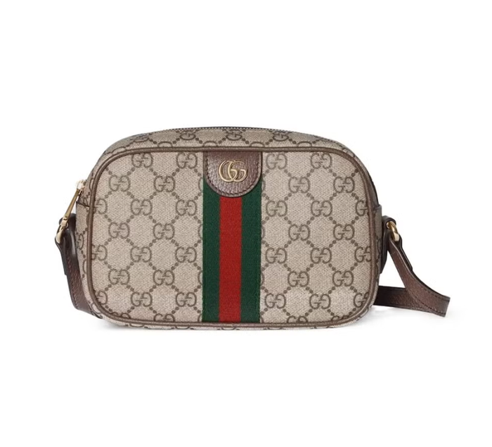 Bộ sưu tập Ophidia của Gucci kế thừa di sản của thương hiệu với họa tiết sọc đặc trưng và biểu tượng chữ G kép, được chế tác từ chất liệu vải mềm mại. Kiểu dáng nhỏ gọn lý tưởng để đựng những vật dụng cần thiết, bao gồm điện thoại, ví nhỏ và đồ trang điểm. Ảnh: Harpers Bazaar
