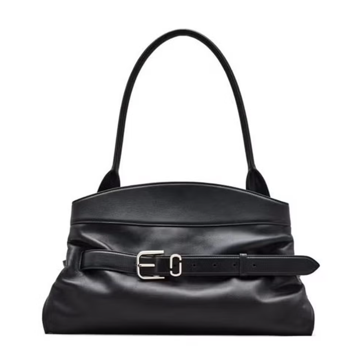 Chiếc túi Dakota Satchel là kiểu túi đa năng bạn sẽ muốn dùng mỗi ngày. Được chế tác từ da mềm mại và có dây đeo logo cố định, thiết kế của chiếc túi là sự tri ân đến bộ sưu tập dây đeo lưu trữ của Marc by Marc Jacobs. Túi có khóa nam châm và hai ngăn bên trong. Ảnh: Harpers Bazaar