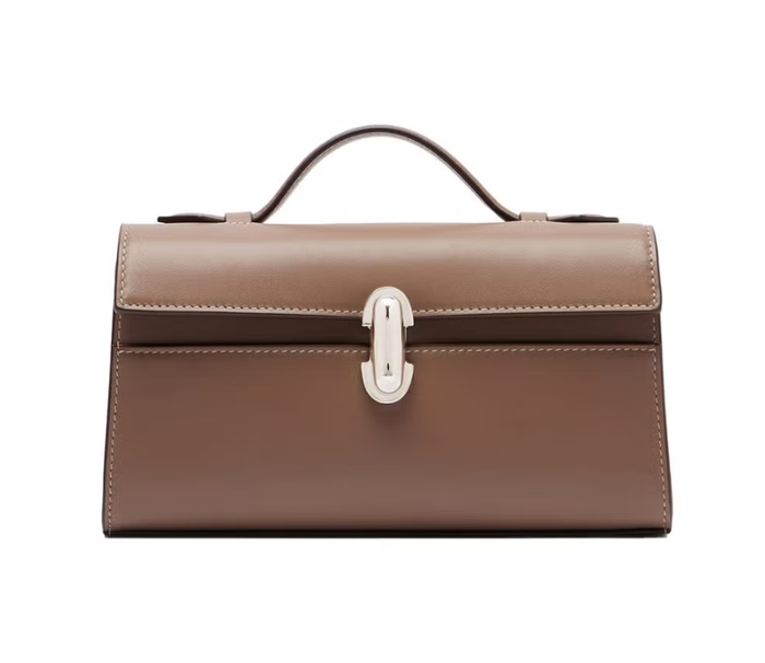 Chiếc túi xách tay bằng da của Savette được sản xuất tại Ý và có các chi tiết kim loại màu bạc cùng khóa xoay. Ảnh: Harpers Bazaar