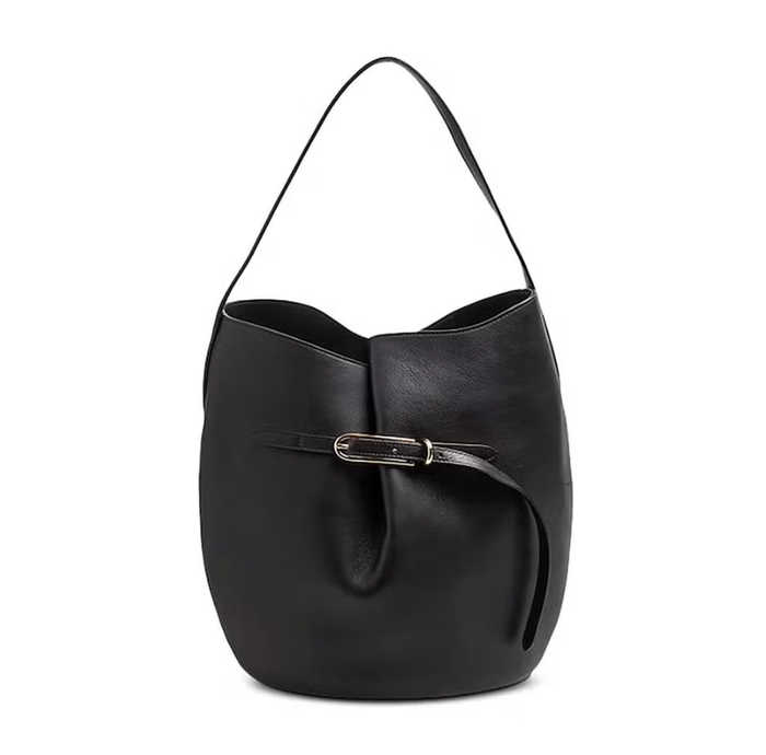 Với hình dáng cong mềm mại và khóa vàng mảnh mai, chiếc túi xách tinh tế của Liffner này ngay lập tức trở thành một tác phẩm kinh điển. Chất liệu da mang hiệu ứng cổ điển của thương hiệu mang đến cho chiếc túi xách vẻ ngoài hoàn hảo, thanh lịch hơn theo thời gian. Ảnh: Harpers Bazaar