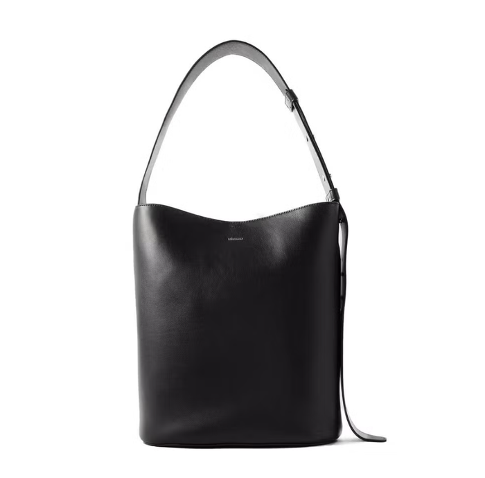 Được chế tác từ da mềm mại, chiếc túi xách màu đen này rất tinh tế và sẵn sàng chứa đựng mọi vật dụng của bạn, từ máy tính xách tay cỡ lớn đến một đôi giày dự phòng. Ảnh: Harpers Bazaar