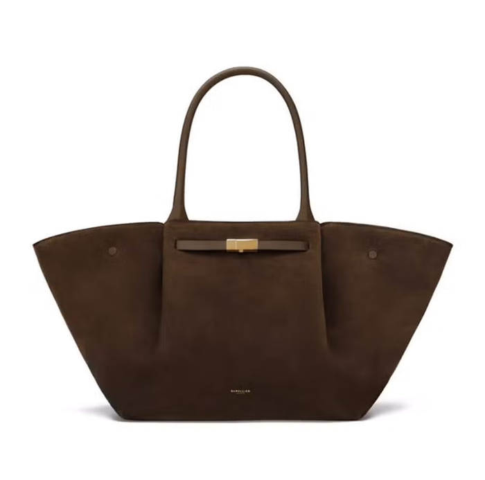 Mẫu túi New York của Demellier có quai xách dài phía trên, giúp bạn có thể đeo lên vai khi đi làm, trong khi lớp lót bằng cotton bên trong có nhiều ngăn và được đóng bằng nam châm ở giữa cùng hai nút bấm ở hai bên. Ảnh: Harpers Bazaar