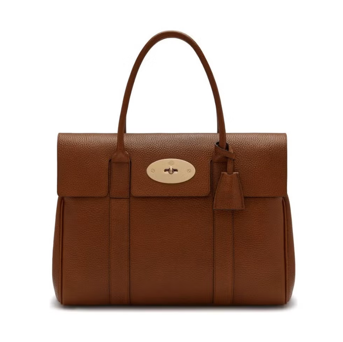 Mẫu túi Bayswater được yêu thích của Mulberry, ra mắt lần đầu vào năm 2003, được phát triển để thể hiện chất lượng da và kỹ thuật thủ công tinh xảo của thương hiệu. Hơn 20 năm sau, kiểu dáng này vẫn mang tính biểu tượng, dễ nhận biết bởi khóa cài đặc trưng kiểu người đưa thư, cấu trúc sắc sảo và chất liệu da sần. Ảnh: Harpers Bazaar