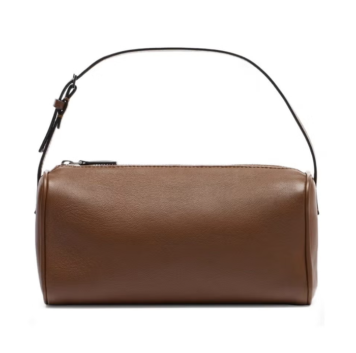 Là một món đồ lâu đời trong bộ sưu tập phụ kiện đáng mơ ước của The Row, chiếc túi '90s lấy cảm hứng thiết kế từ thập niên cùng tên. Kiểu dáng nhỏ gọn với quai xách tay lý tưởng cho những người theo chủ nghĩa tối giản, cùng với nhiều lựa chọn màu sắc giúp bạn dễ dàng chọn được chiếc túi phù hợp nhất với phong cách cá nhân. Ảnh: Harpers Bazaar