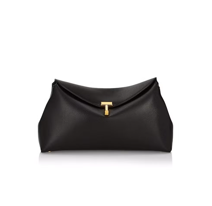 Lần đầu ra mắt vào tháng 11 năm 2022, túi xách T-Lock của Toteme hiện đã trở thành phụ kiện đặc trưng của thương hiệu Thụy Điển này. Đúng với phong cách tối giản của thương hiệu, T-Lock có thiết kế thanh lịch và đơn giản, dễ nhận biết bởi khóa cài hình chữ T. Ảnh: Harpers Bazaar