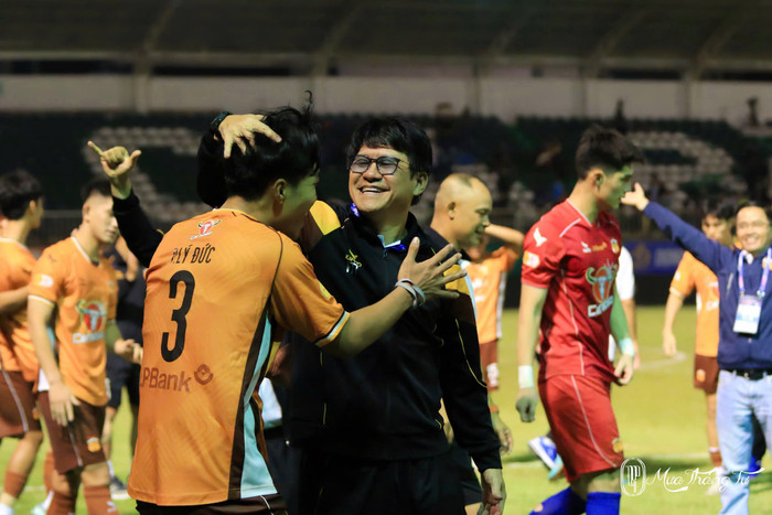 HLV Vũ Tiến Thành chắp cánh cho Lý Đức ở mùa bóng năm ngoái.