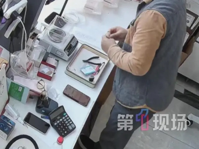 Vòng tay vàng của khách bị gãy đôi, chủ cửa hàng gặp rắc rối ngay sau đó Ảnh 1