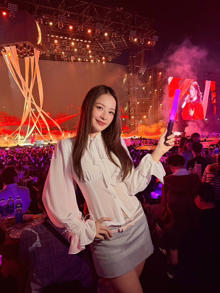 &nbsp;Chi Pu ăn diện trẻ trung khi đến fan concert của giọng ca Bắc Bling. Ảnh: FBNV