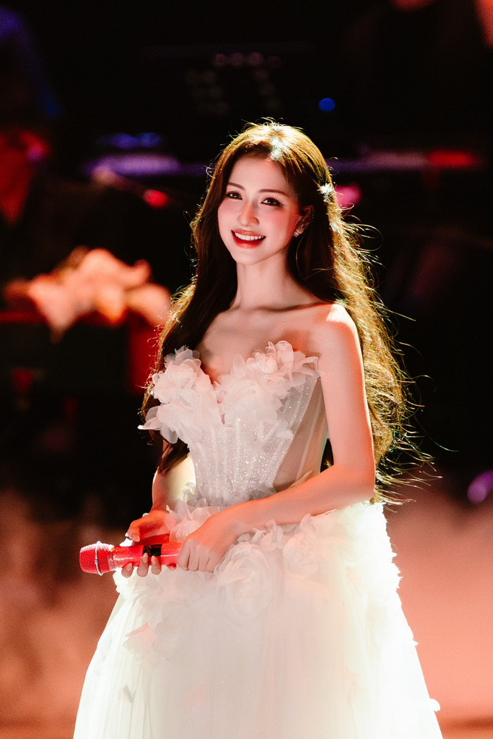 Đạo diễn fan concert dành lời khen đến thể lực của Hòa Minzy khi thực hiện chương trình.