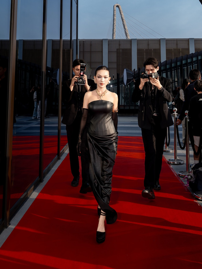 Sĩ Thanh được nhận xét ngày càng xinh đẹp, quyến rũ trông thấy. Ảnh: FBNV