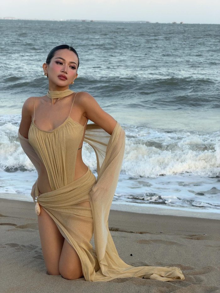 Sĩ Thanh ưa chuộng những bộ đồ có thiết kế độc đáo. Ảnh: FBNV