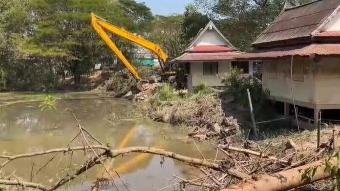 Dùng máy xúc đào ao trong chùa, người dân chứng kiến cảnh tượng đau lòng Ảnh 1