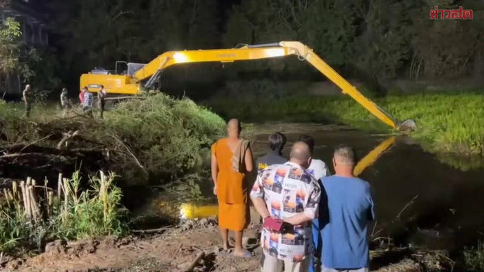 Dùng máy xúc đào ao trong chùa, người dân chứng kiến cảnh tượng đau lòng Ảnh 2