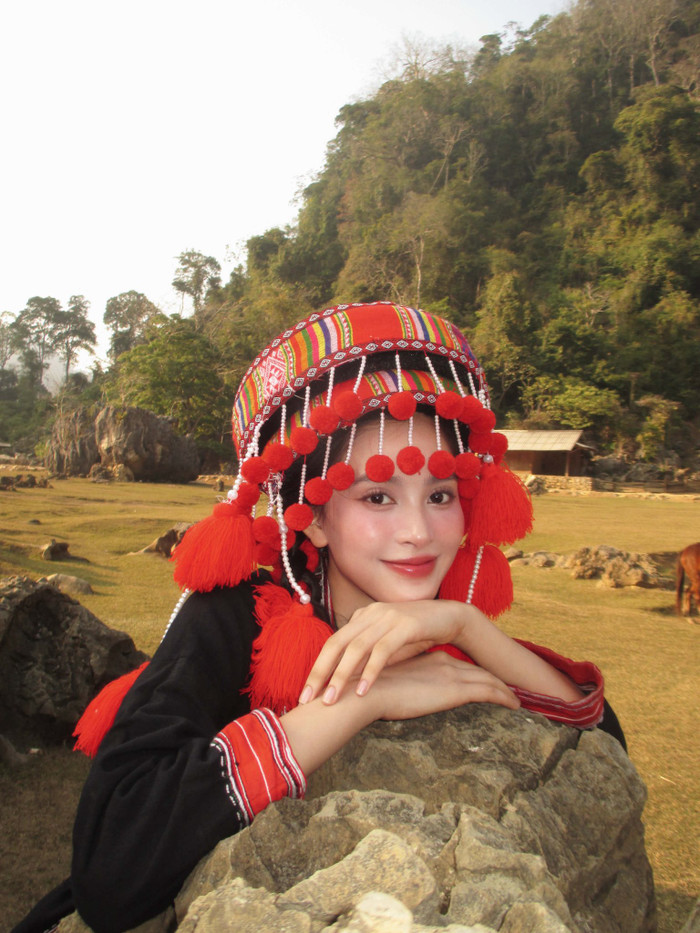 Tiểu Vy vui vẻ chụp nhiều bộ hình trong mỗi chuyến công tác. Ảnh: FBNV