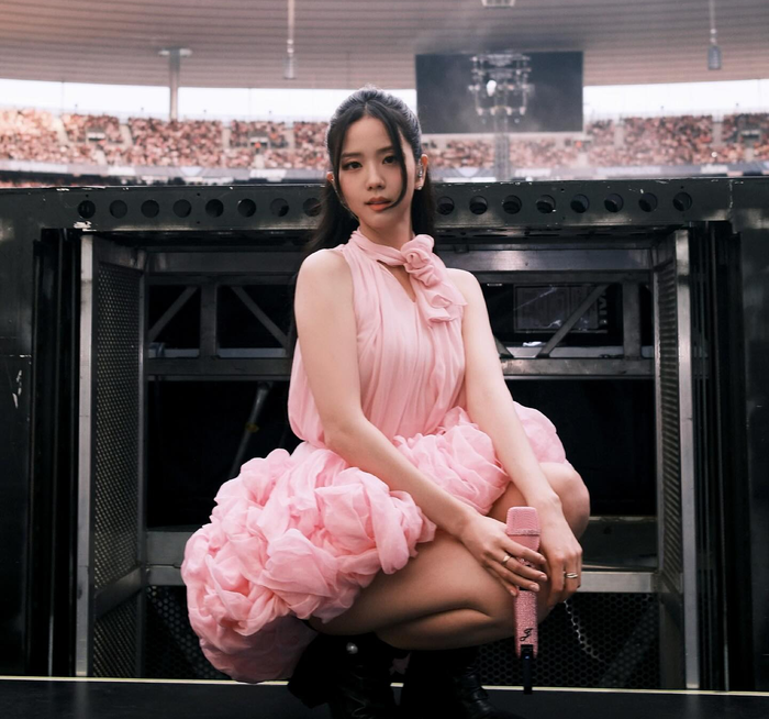 Jisoo (BLACKPINK) tiếp tục chứng minh sức hút solo.