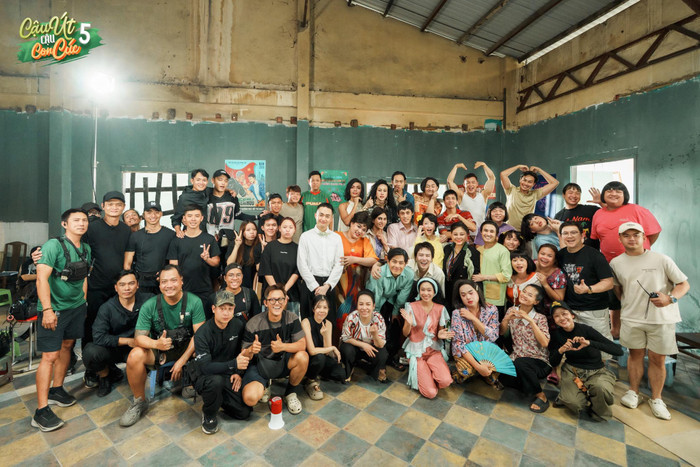 Một trong những điểm đáng chú ý của Cậu Út Cậu Con Cúc 5 là dàn diễn viên đông đảo, với sự tham gia của gần 40 khách mời (Ảnh: FBNV).