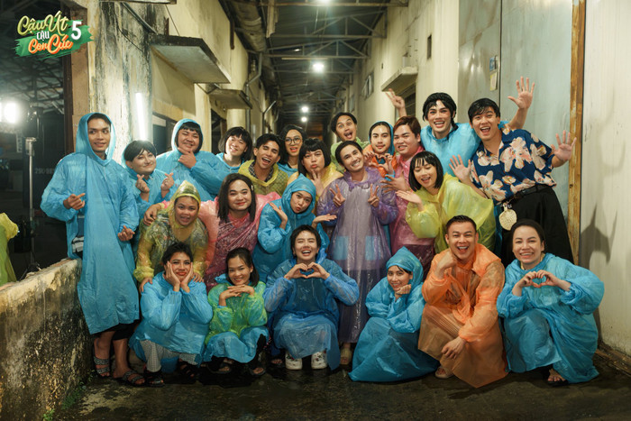 Qua 5 phần phát sóng, Cậu Út Cậu Con Cúc vẫn giữ định hướng khai thác đề tài gia đình với tinh thần nhẹ nhàng, hài hước.