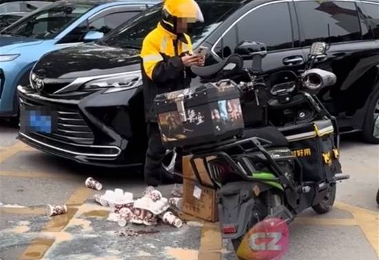 Nam shipper làm đổ 32 ly trà sữa xuống đất, hành động sau đó khiến cộng đồng mạng xôn xao Ảnh 2